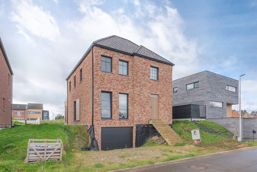 RIEMST - Zichen-Zussen-Bolder Paniszouw 12. Riante nieuwbouwwoning ontworpen in tijdloze pastorijstijl en volledig in te richten naar jouw smaak. 390m2 Woonoppervlakte. 3 slpk, 2 bdk. - EPC:  34,5 kWh/m2. - Vg, Wg, Gmo, Gvk, Vv. - P: A, G: A. Vraagprijs: 