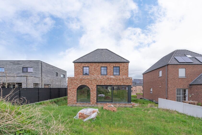 RIEMST - Zichen-Zussen-Bolder Paniszouw 12. Riante nieuwbouwwoning ontworpen in tijdloze pastorijstijl en volledig in te richten naar jouw smaak. 390m2 Woonoppervlakte. 3 slpk, 2 bdk. - EPC:  34,5 kWh/m2. - Vg, Wg, Gmo, Gvk, Vv. - P: A, G: A. Vraagprijs: 