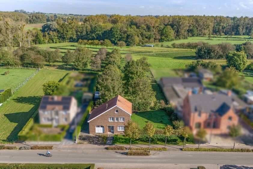 Riemst - Membruggen Rijckerstraat 16. Vrijstaande gezinswoning met 2 garages en 2 slaapkamers op een breed perceel van maar liefst 22a36ca. Mogelijkheid bijkopen extra weides. - EPC: 874 kWh/m2 - Stedenb. inl. in aanvraag - P: A, G: A. Vraagprijs: 399.000