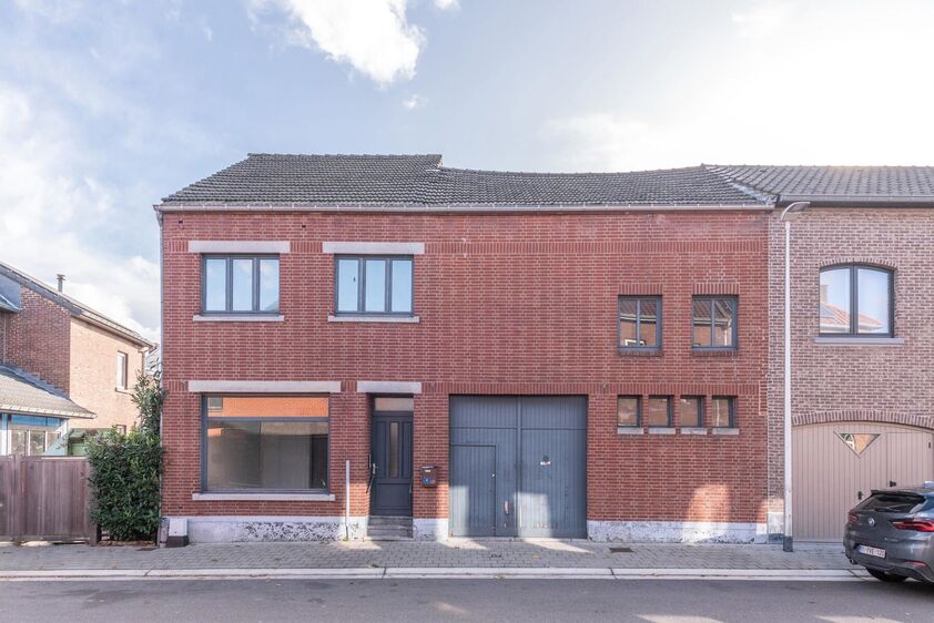 RIEMST - VLIJTINGEN Ophemmerstraat 4, Riant, te renoveren woonhuis + naastgelegen schuur met garage en gastenverblijf. 5 slpk, 229m2 woonopp. - EPC: 1061 kWh/m2. - Wg, Gvg, Gmo, Gvk, Gvv. - P: D, G: D. Vraagprijs: 149.000 k.k.