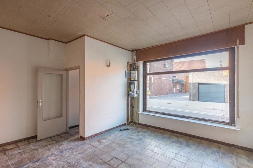 RIEMST - VLIJTINGEN Ophemmerstraat 4, Riant, te renoveren woonhuis + naastgelegen schuur met garage en gastenverblijf. 5 slpk, 229m2 woonopp. - EPC: 1061 kWh/m2. - Wg, Gvg, Gmo, Gvk, Gvv. - P: D, G: D. Vraagprijs: 149.000 k.k.