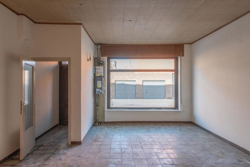 RIEMST - VLIJTINGEN Ophemmerstraat 4, Riant, te renoveren woonhuis + naastgelegen schuur met garage en gastenverblijf. 5 slpk, 229m2 woonopp. - EPC: 1061 kWh/m2. - Wg, Gvg, Gmo, Gvk, Gvv. - P: D, G: D. Vraagprijs: 149.000 k.k.