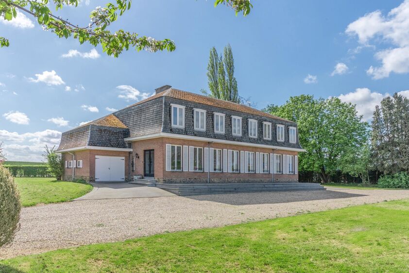 RIEMST - Millen. Tongersesteenweg 185 - 187. Exclusief landhuis bestaande uit twee woningen gelegen op een royaal perceel van 47a22ca. 6 slaapk, 2 badk, 312m2. woonopp. Woningen ook apart te koop. - EPC: 606 kWh/m2 - Ag, Gvg, Gmo, Gvk, Gvv. - P: D, G: A. 